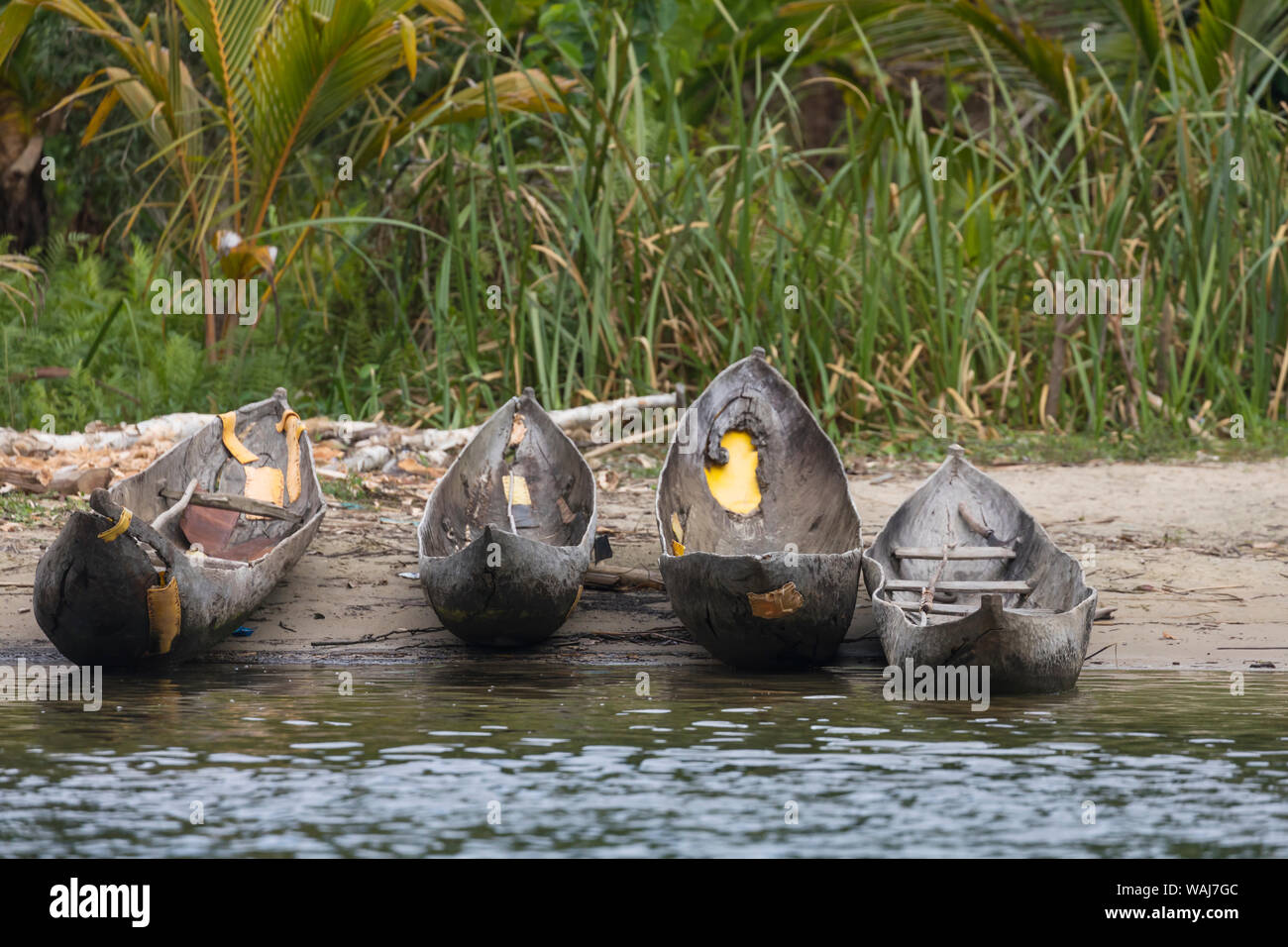 L'Afrique, Madagascar, le lac Ampitabe. Pirogues besoin de réparation le long de la rive du lac Ampitabe. Banque D'Images