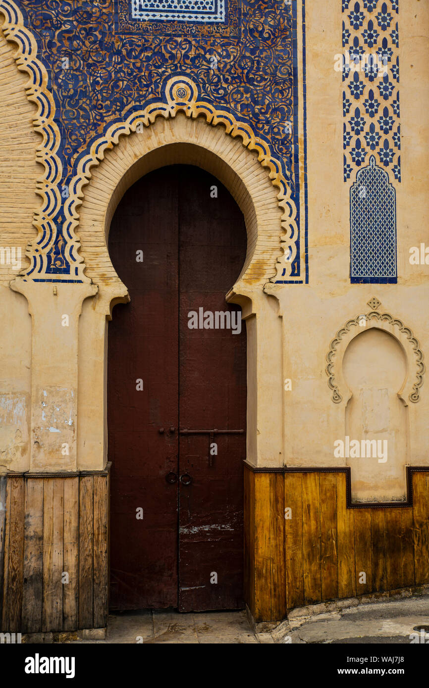 Fes, Maroc. Porte menant à la Porte Bleue, Bab Bou Jeloud Banque D'Images