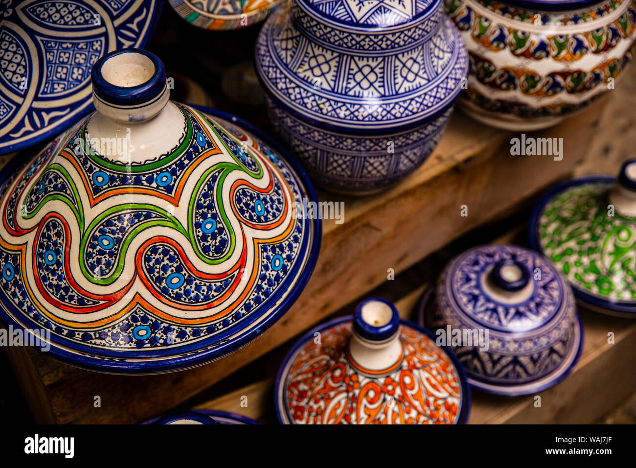 Fes, Maroc. La poterie colorée, tajines tajines Banque D'Images