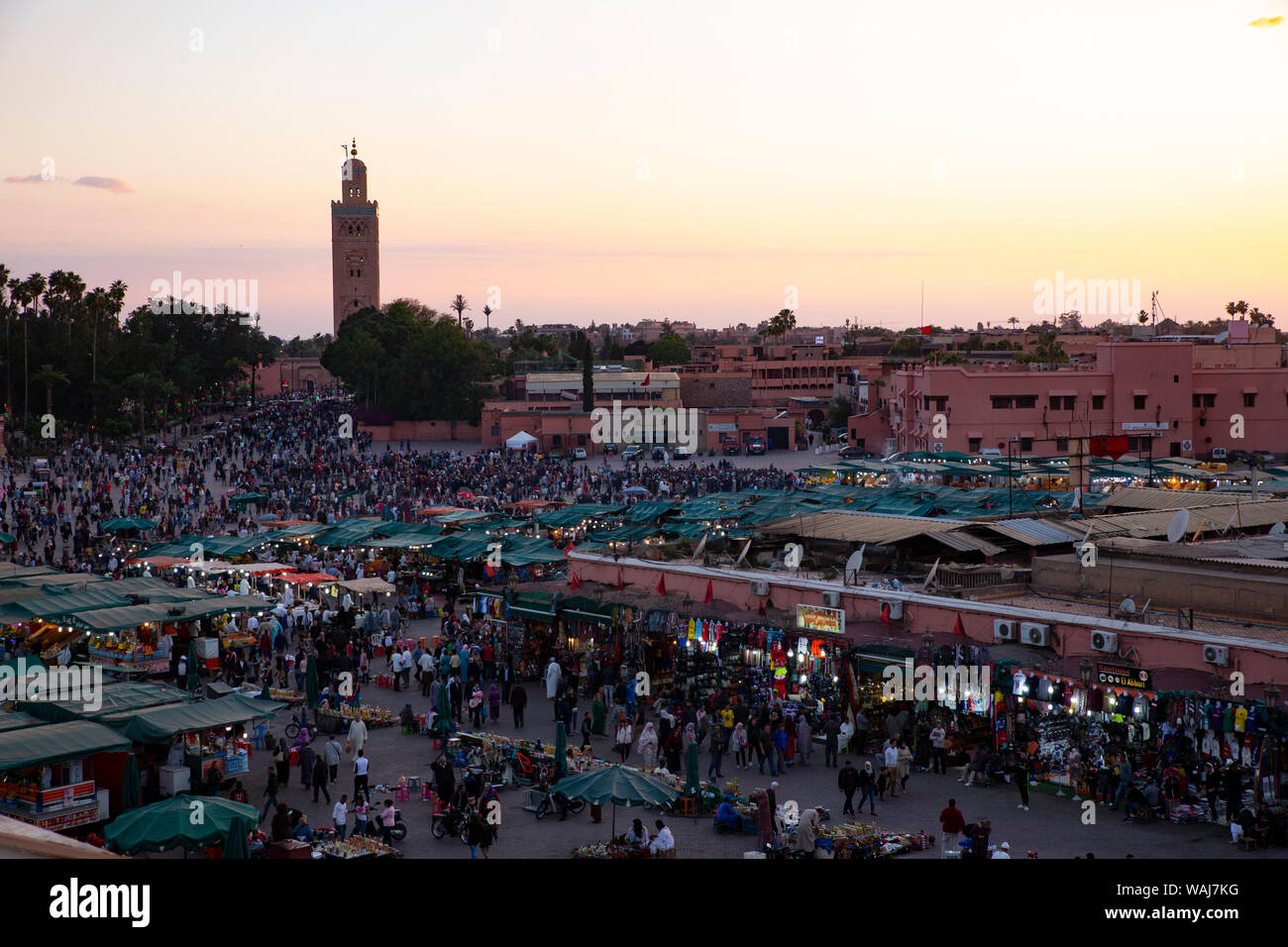 Marrakech, Maroc. À la tombée de la place Jemaa el fna, Medina, les gens Banque D'Images