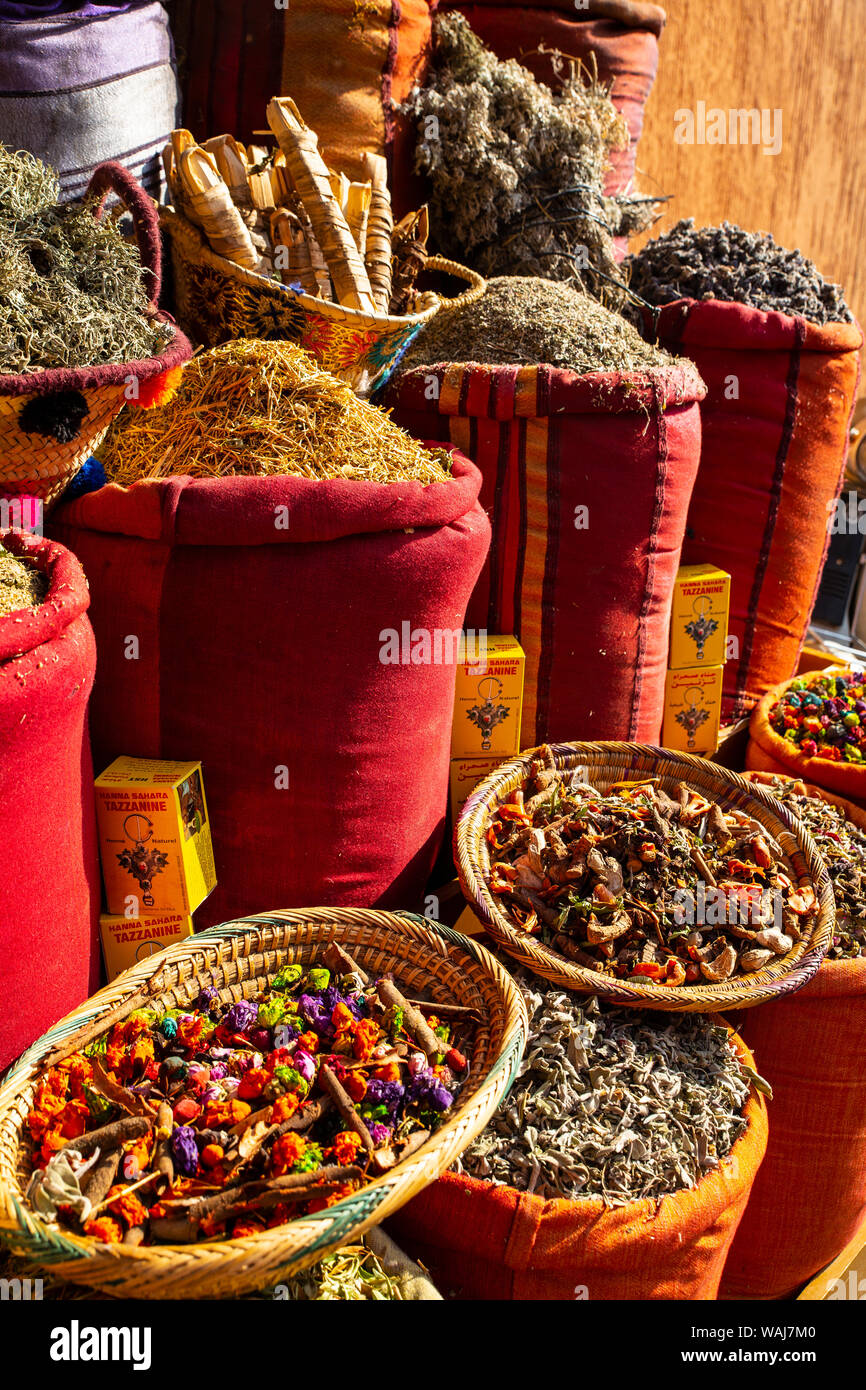Marrakech, Maroc. Ouvrir sacs de toile et des paniers d'épices séchées Banque D'Images