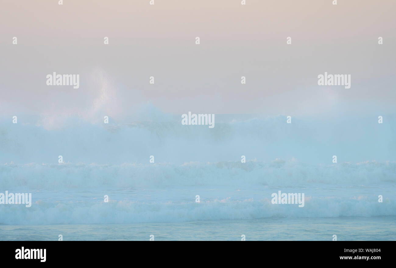 L'Afrique, Maroc, Marrakech. Les vagues de l'océan sur la côte. En tant que crédit : Bill Young / Jaynes Gallery / DanitaDelimont.com Banque D'Images