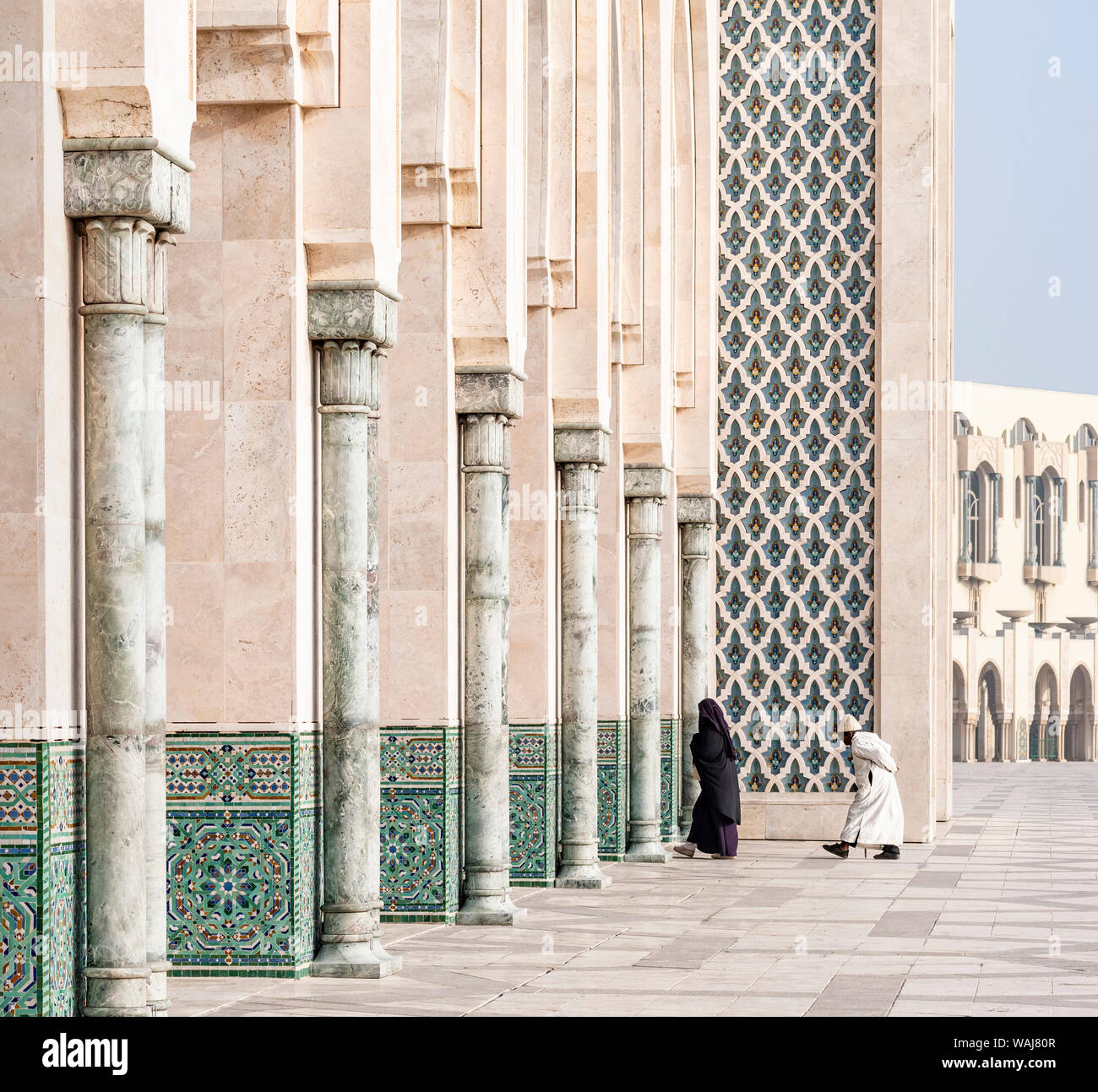 L'Afrique, Maroc, Casablanca. Une personne qui entre dans la mosquée. En tant que crédit : Bill Young / Jaynes Gallery / DanitaDelimont.com Banque D'Images