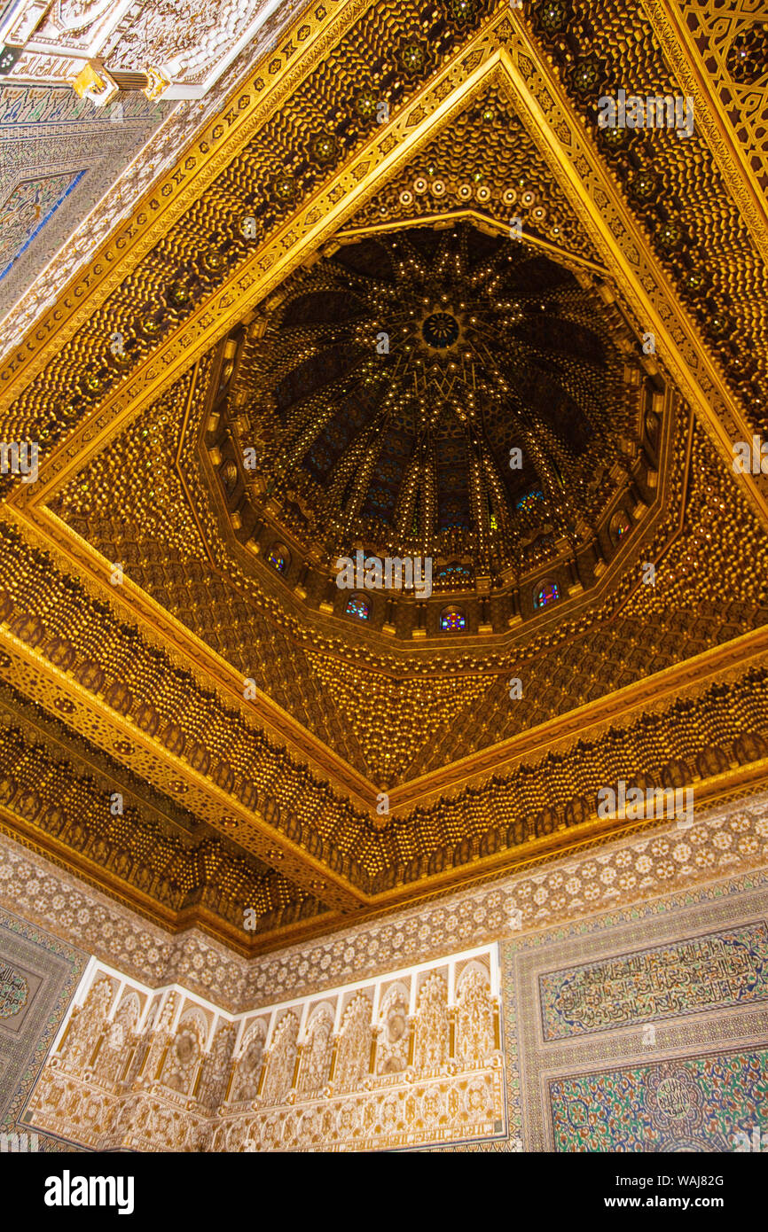 Rabat, Maroc. Mausolée de Mohammed V, plafond en mosaïque d'or de l'intérieur Banque D'Images