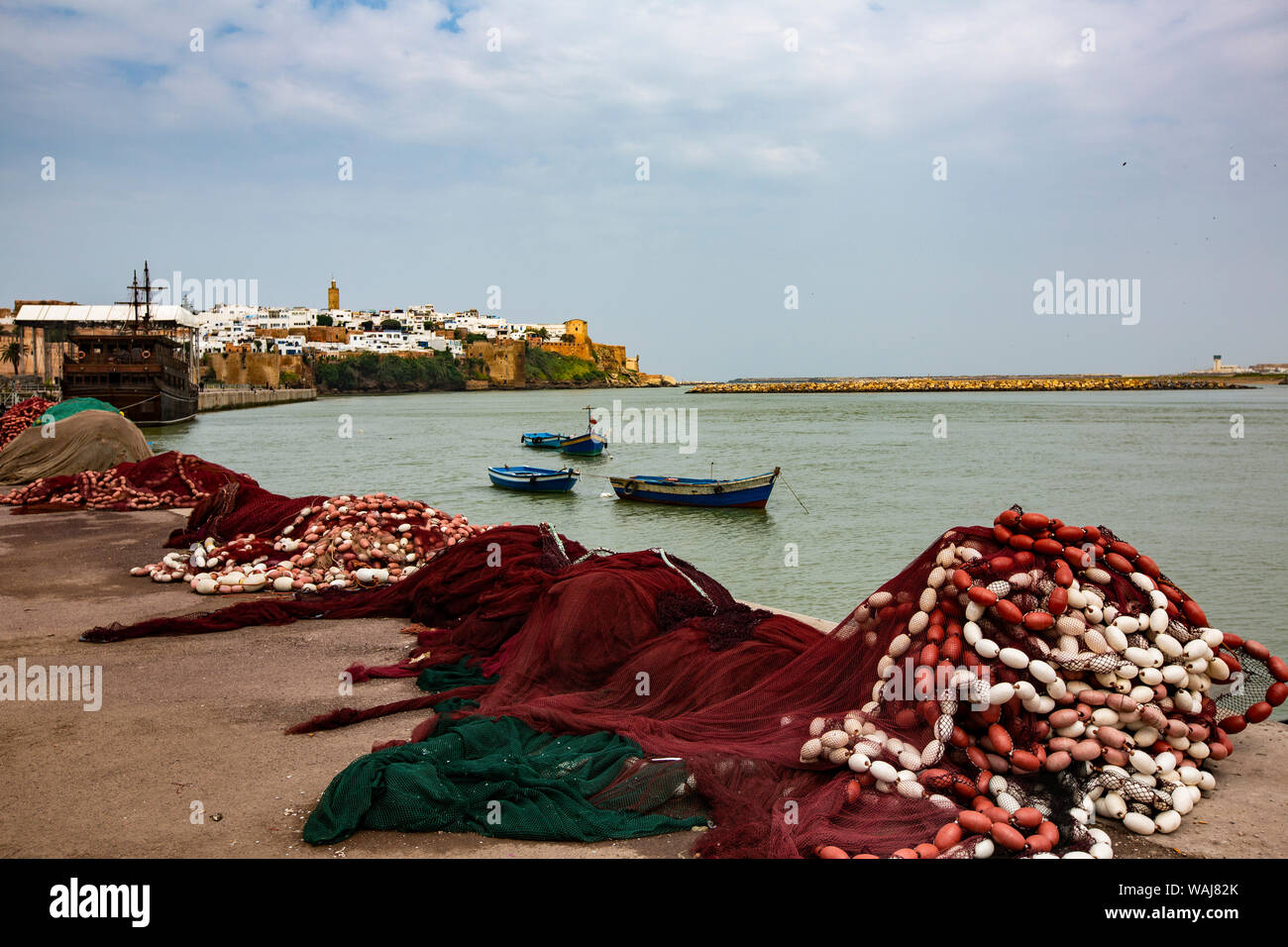 Rabat, Maroc. Capitale, bord de mer, bateaux et filets de pêche bleu Banque D'Images