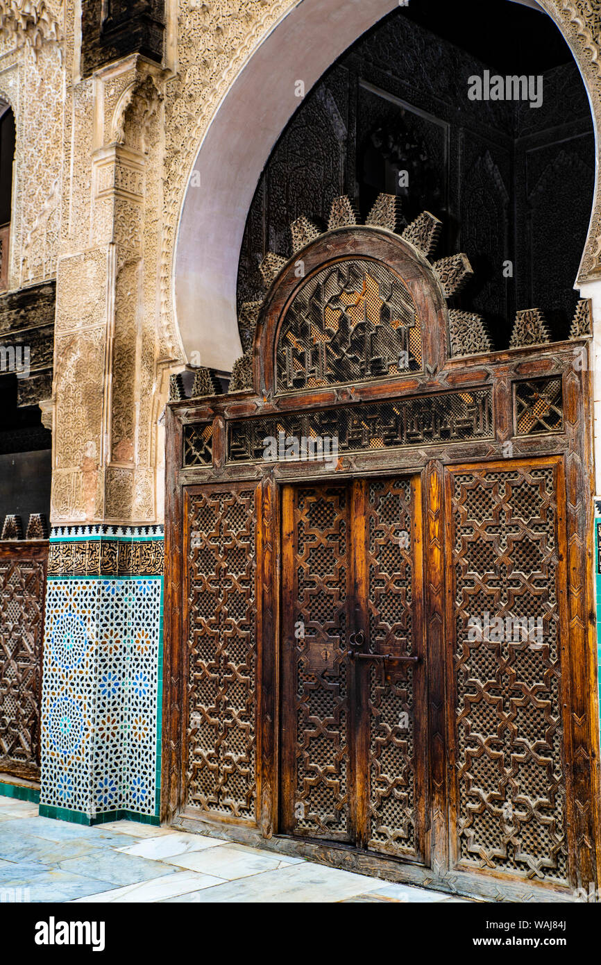Fes, Maroc. El-Madrasa Attarine, porte, mosaïque Banque D'Images