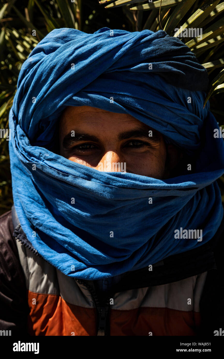 Désert du Sahara, le Maroc. Portrait d'un homme portant un turban désert Banque D'Images