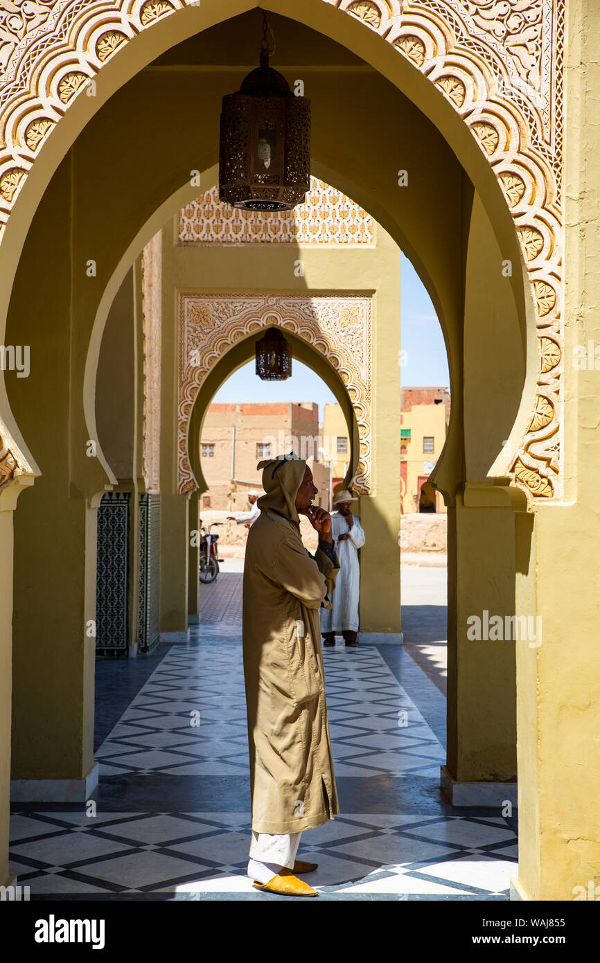 Désert du Sahara, l'Erg Chebbi, Merzouga, Maroc. Des hommes en djellaba, des arcades Islamique Banque D'Images