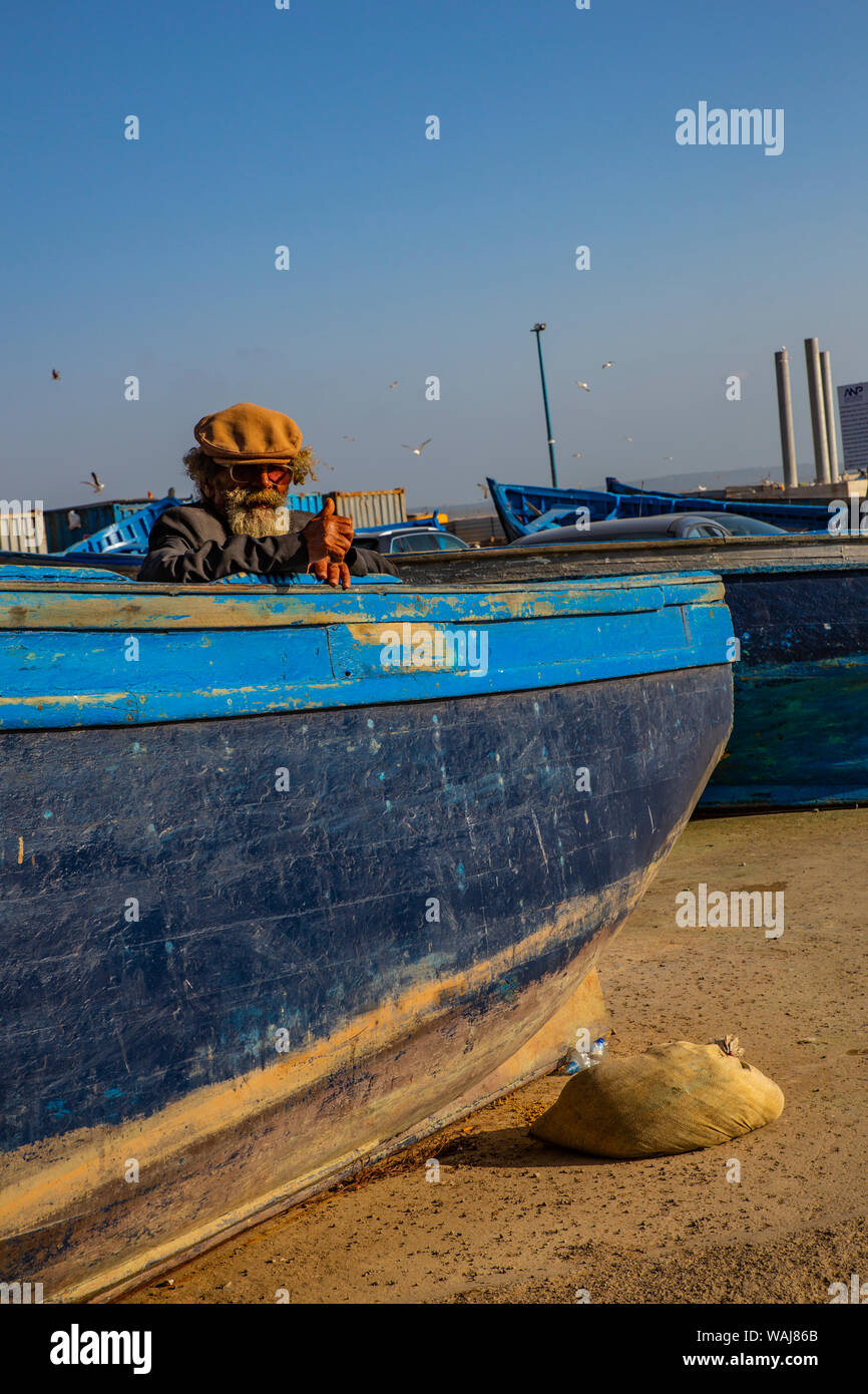Essaouira, Maroc. Pêcheur le pouce-up de son bateau Banque D'Images