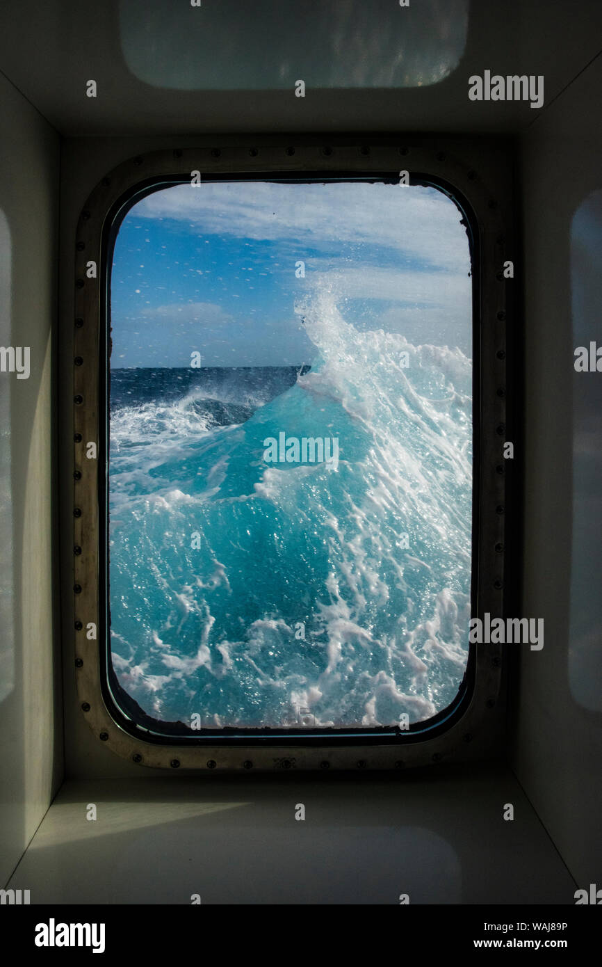 L'antarctique, Passage de Drake. Vue de la fenêtre de vagues. Banque D'Images