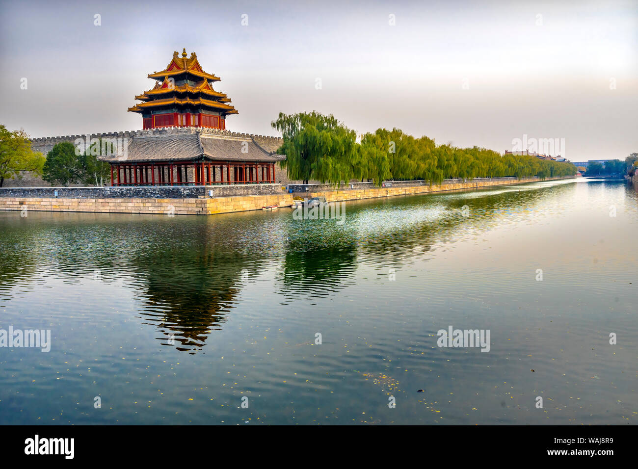 La tour de la flèche, la Cité Interdite moat, canal et palace mur, Beijing, Chine. Emperor's palace construit dans les années 1600 au cours de la dynastie Ming Banque D'Images