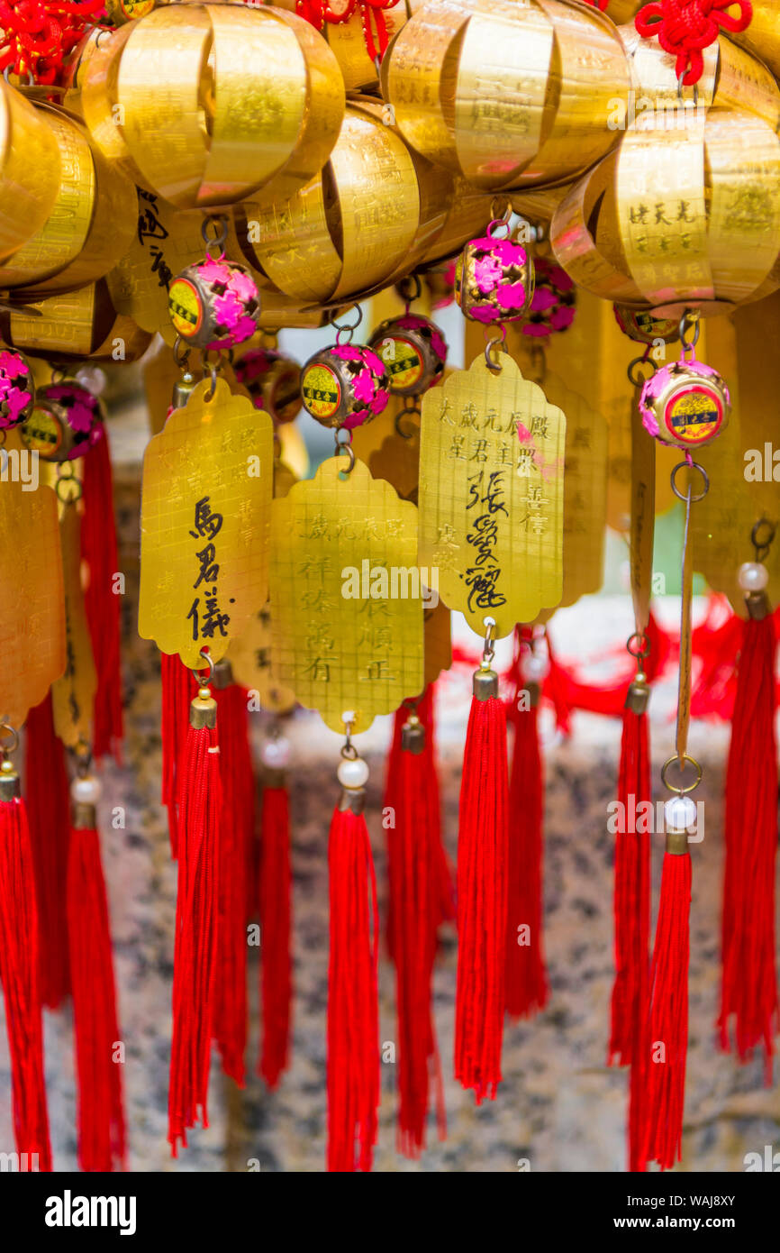 Offres prière à Sik Sik Yuen Wong Tai Sin Temple, Kowloon, Hong Kong, Chine. Banque D'Images