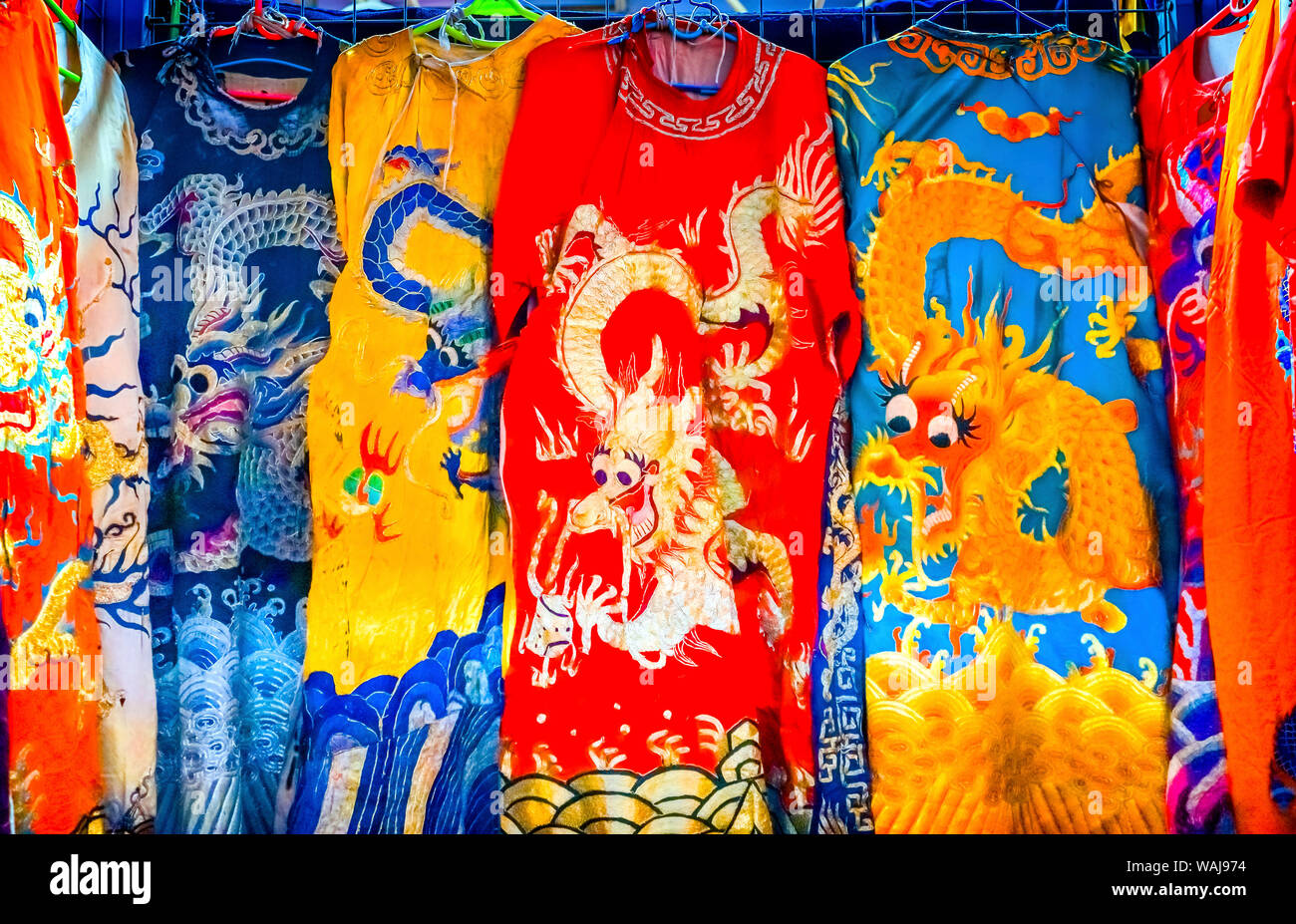 Bleu, rouge et jaune dragon chinois réplique. Robes en soie, Panjuan Brocante décorations, Beijing, Chine. Panjuan marché aux puces Curio a de nombreuses imitations, répliques et copies de produits chinois. Banque D'Images