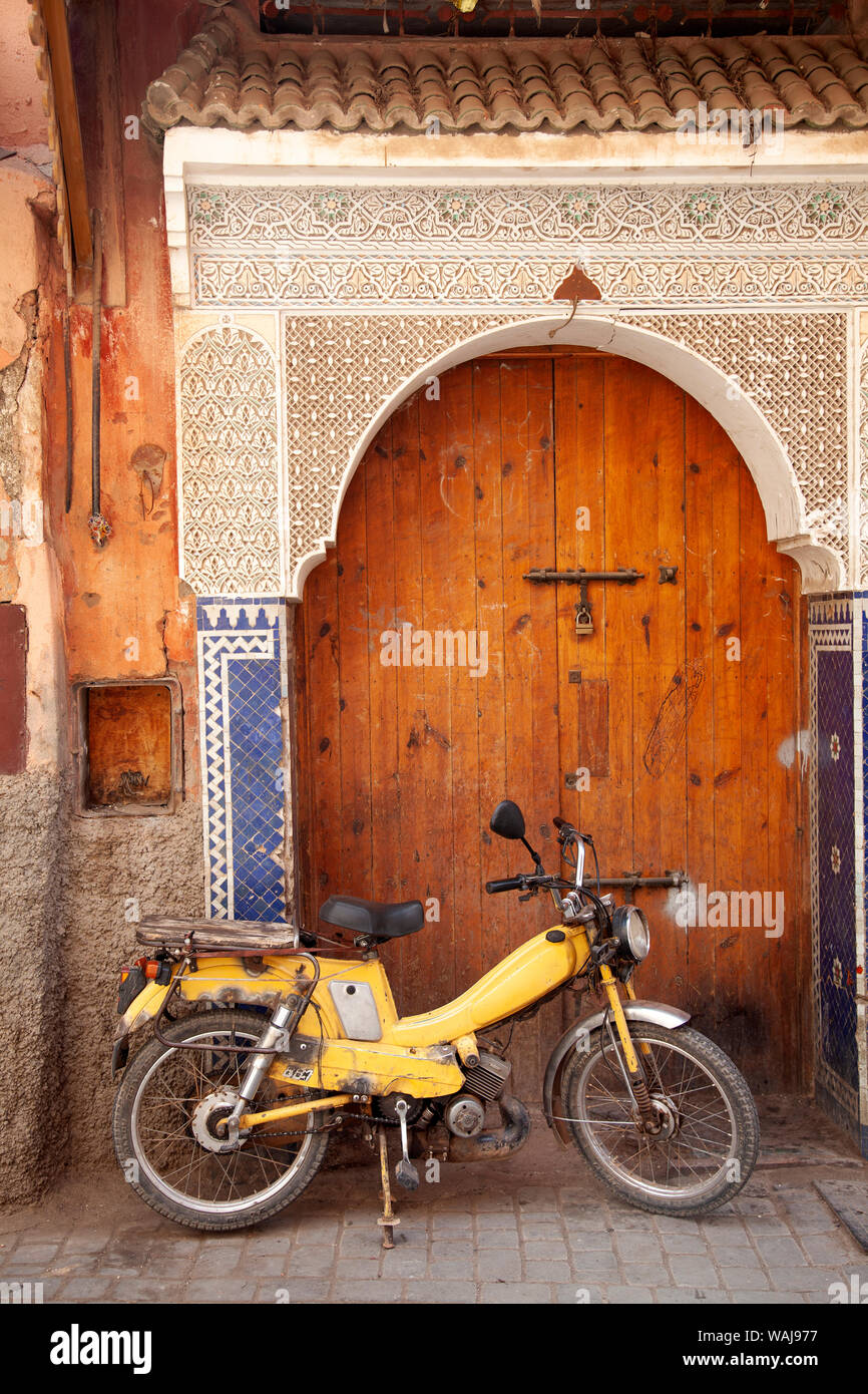 Vélo en face de la porte voûtée dans la Medina, Marrakech Banque D'Images