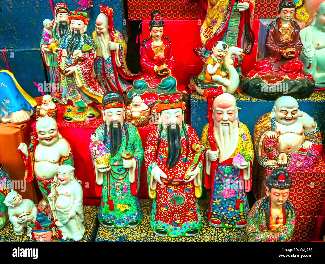Réplique de la céramique chinoise dieux taoïstes, Panjuan Brocante décorations, Beijing, Chine. Panjuan marché aux puces Curio a de nombreuses imitations, répliques et copies de produits chinois. Banque D'Images