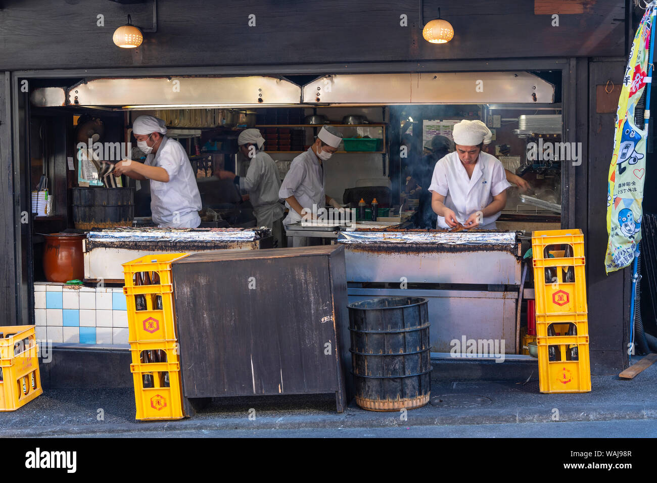 Les cuisiniers préparer et cuisiner à l'anguille feux ouverts Banque D'Images