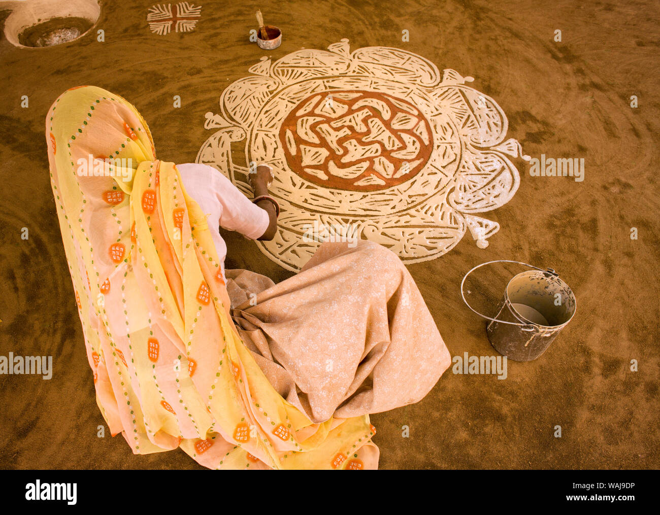 L'Inde, Rajasthan, Nawalgarh. Peinture femme Diwali rangoli design sur parole. En tant que crédit : Jim Nilsen / Jaynes Gallery / DanitaDelimont.com Banque D'Images