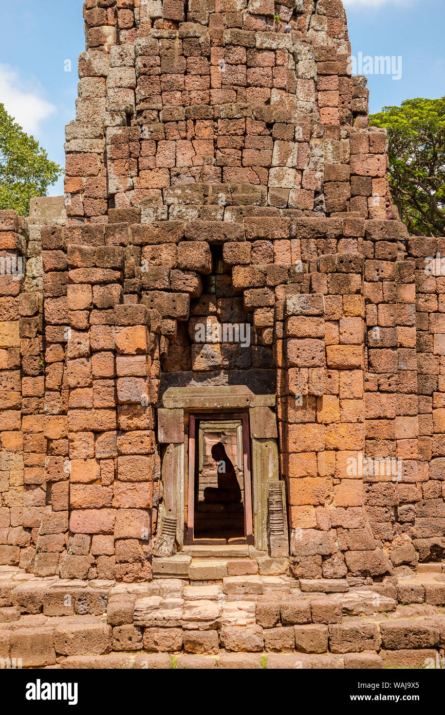 La Thaïlande. Phimai Historical Park. Ruines du temple khmer ancien complexe. Statue de Bouddha. Banque D'Images