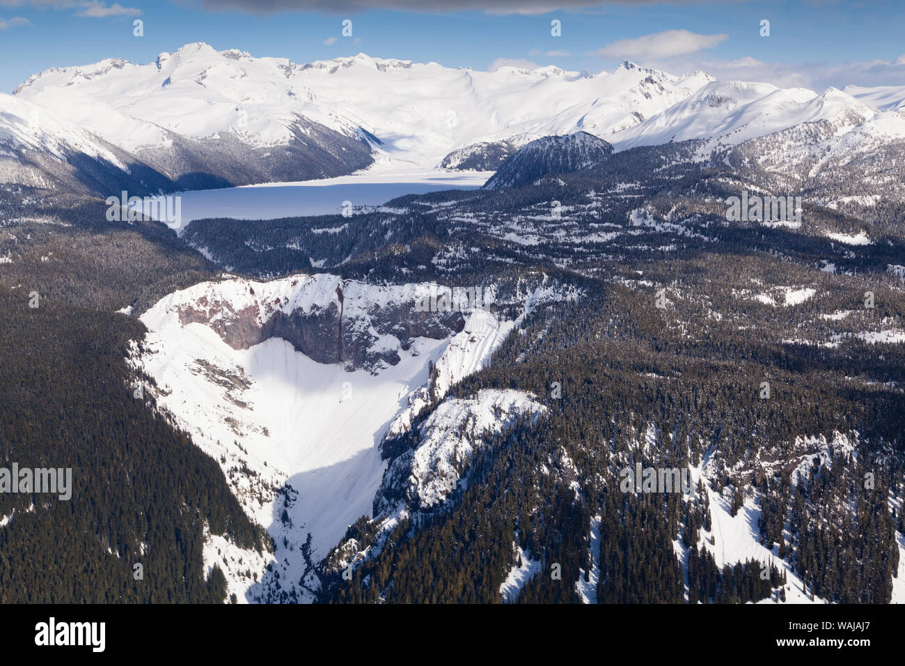 Vue aérienne du lac Garibaldi congelé et barrière de lave au premier plan. Banque D'Images
