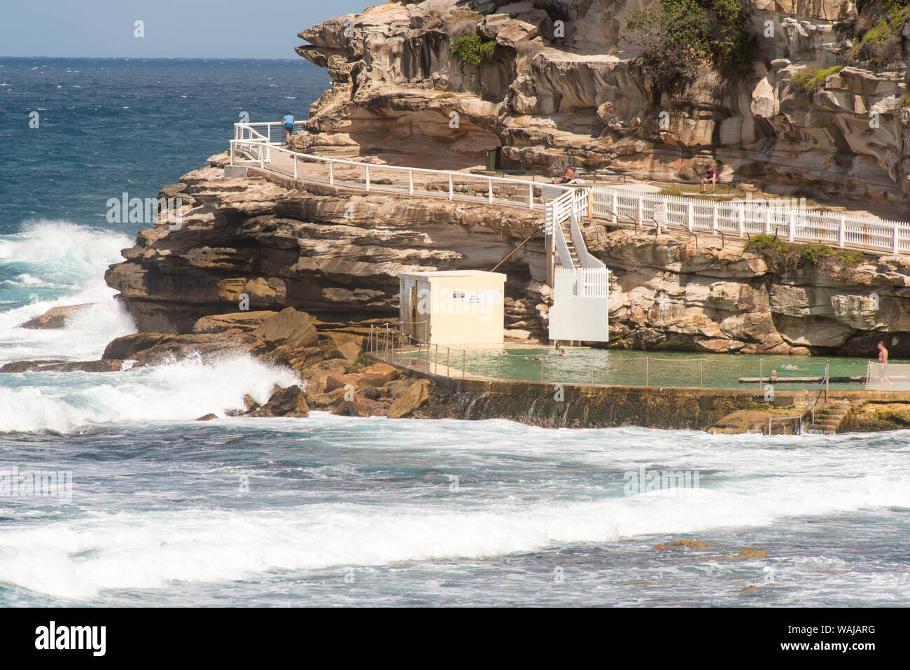 L'Australie, New South Wales, Sydney. Garde-corps de Bondi à Coogee promenade côtière, en haut de falaises de grès surplombant piscine côtières Bronte Banque D'Images