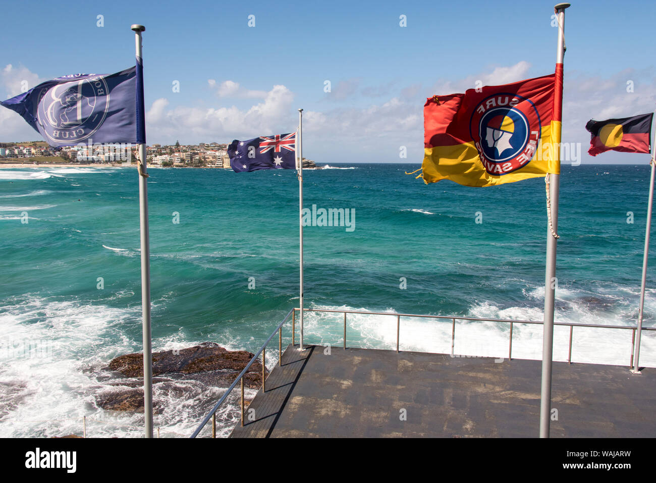 L'Australie, New South Wales, Sydney. Les autochtones australiens, et bondi drapeau à Bondi Beach. Banque D'Images