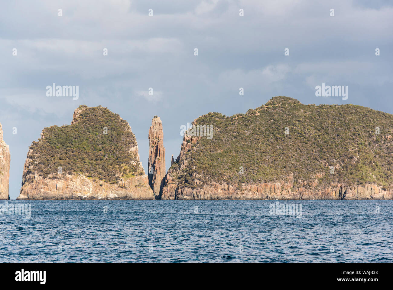 L'Australie, la Tasmanie. Les lanternes en Tasman National Park. Cap Français Hauy visible du sentier menant au chandelier et mât totémique (colonnes d'escalade) Banque D'Images