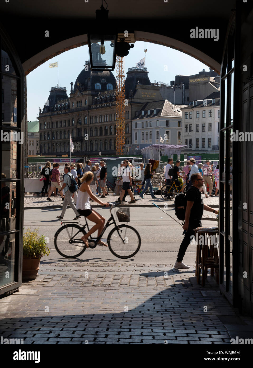 Danemark, Copenhague, de Nyhavn en centre-ville. Le centre-ville de scène à travers archway Banque D'Images