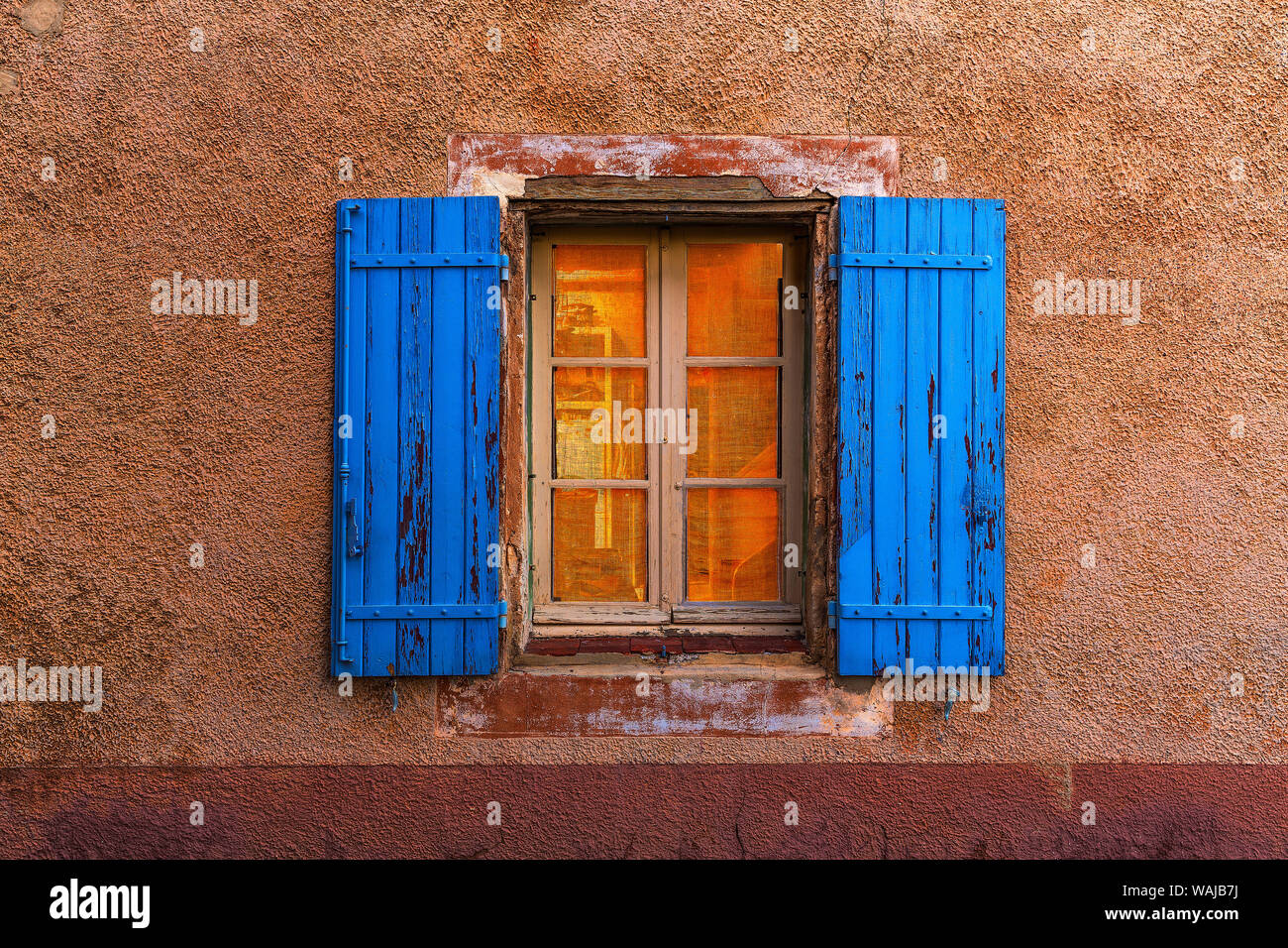 Europe, France, Provence, Roussillon. Volets bleu. et le mur. En tant que crédit : Jim Nilsen / Jaynes Gallery / DanitaDelimont.com Banque D'Images
