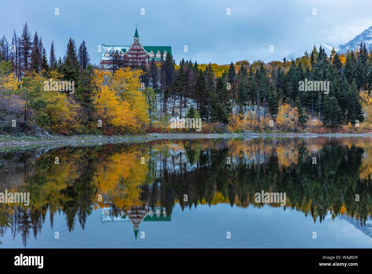 Hôtel Prince de Galles se reflète dans le lac Linnet à Waterton Lakes National Park, Alberta, Canada Banque D'Images