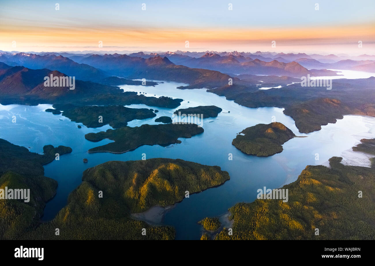 Le Canada, la Colombie-Britannique, le parc national Pacific Rim. Vue aérienne de Clayoquot Sound et plages de l'île. Banque D'Images