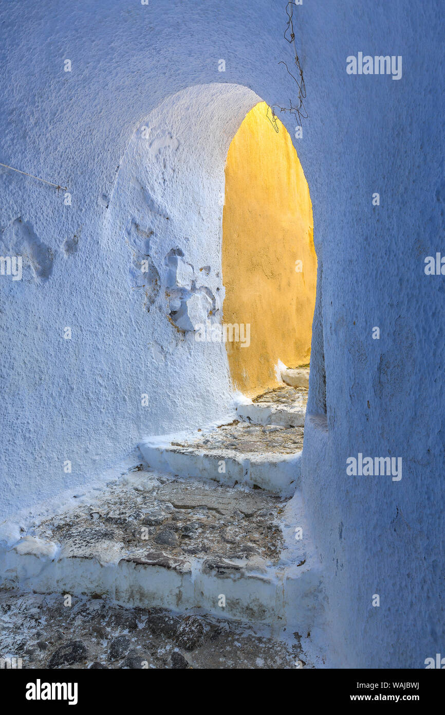 L'Europe, Grèce, Santorin, Pyrgos. Passage du bâtiment. En tant que crédit : Jim Nilsen / Jaynes Gallery / DanitaDelimont.com Banque D'Images
