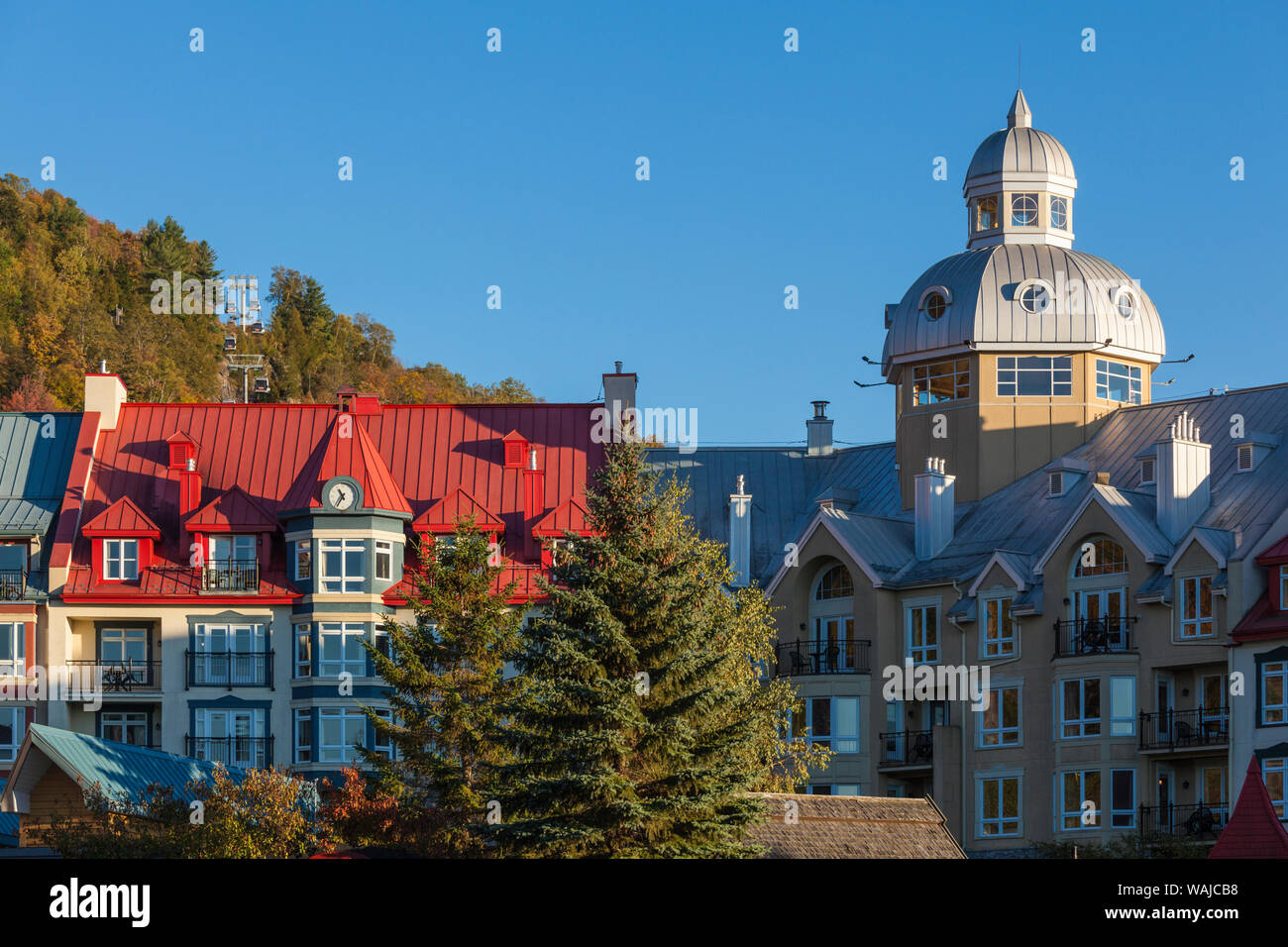 Canada, Québec. Station de ski du Mont-Tremblant Village en automne, ski chalets Banque D'Images