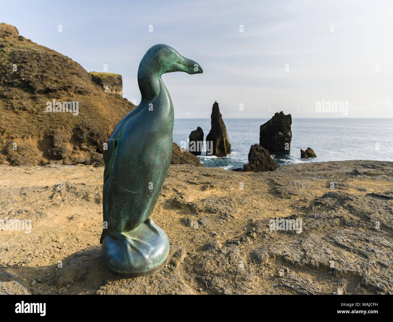 Monument à la disparue Le Grand Pingouin (Pinguinus impennis), créé par Todd McGrain. Paysage côtier au Valahnukur Reykjanesviti et sur la péninsule de Reykjanes. Banque D'Images