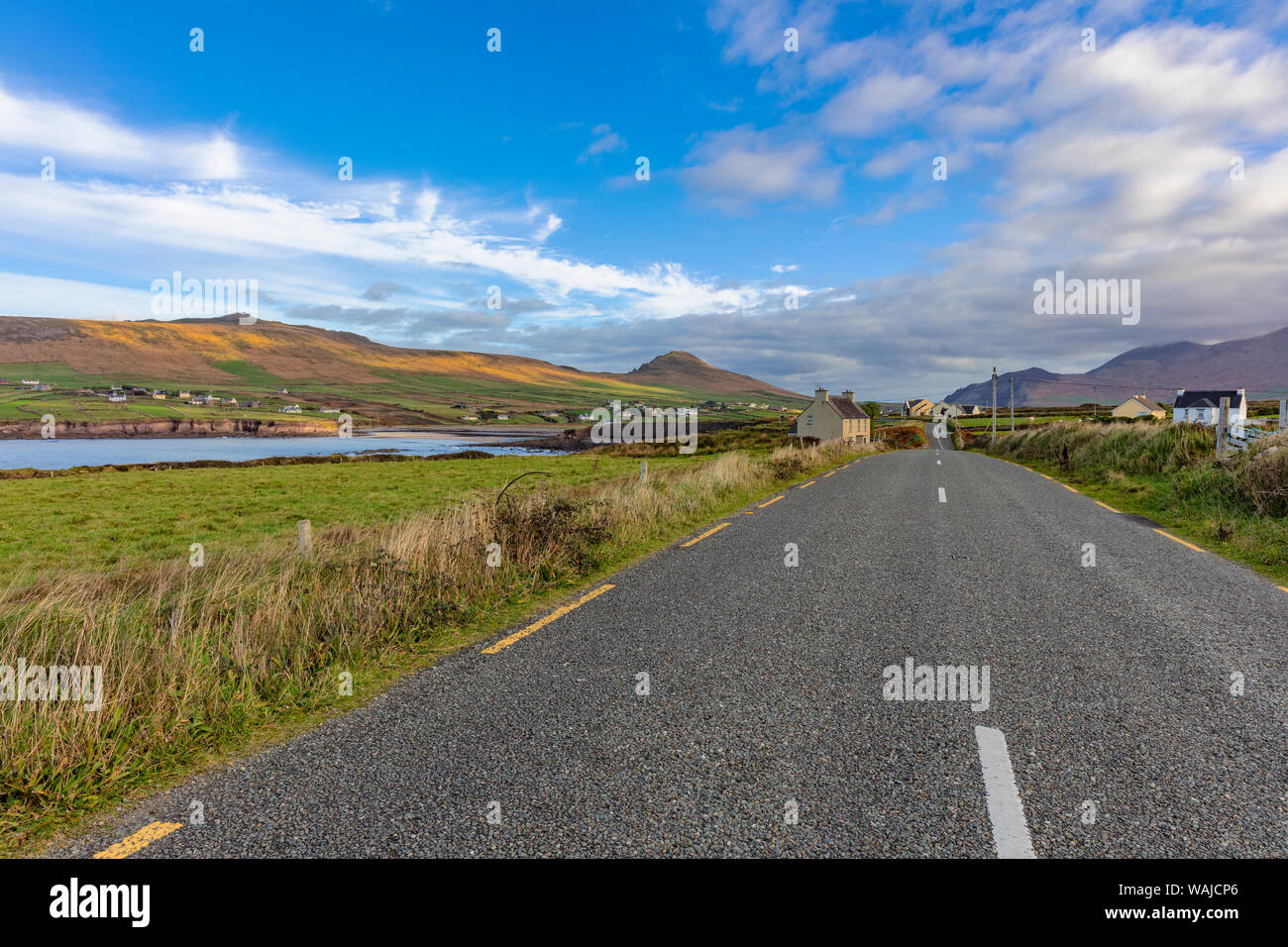 Slea Head Drive mène dans petite ville de Ballyferriter sur la péninsule de Dingle, Irlande Banque D'Images