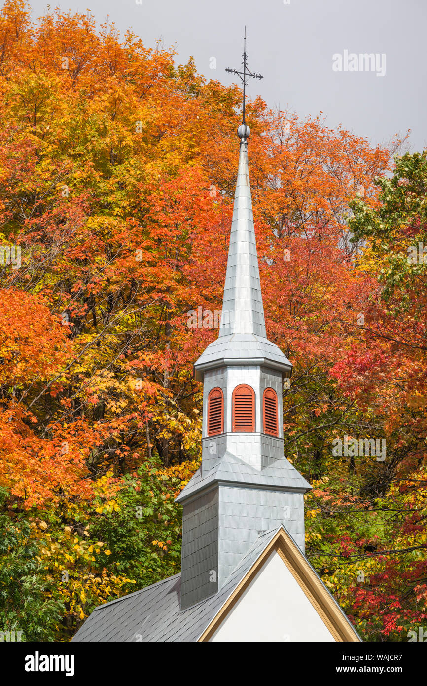 Canada, Québec, Neuville. Rue des Erables, église du village Banque D'Images