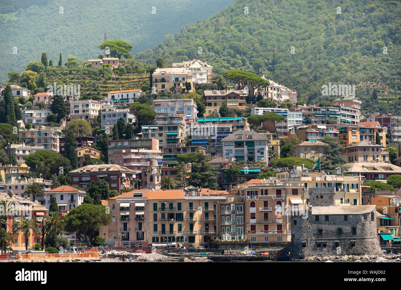Italie, Province de Gênes, Rapallo. Colline avec des maisons donnant sur Harbour Banque D'Images