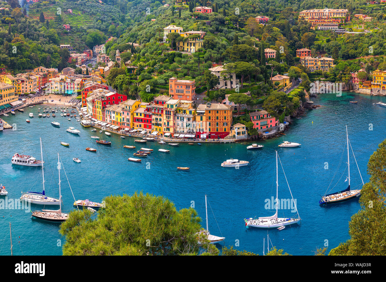 L'Europe, Italie, Ligurie, Portofino. Vue aérienne de la ville et du port. En tant que crédit : Jim Nilsen / Jaynes Gallery / DanitaDelimont.com Banque D'Images