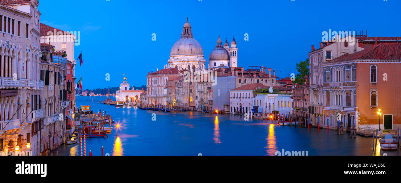 L'Europe, Italie, Venise. Église de Santa Maria della Salute au coucher du soleil. En tant que crédit : Jim Nilsen / Jaynes Gallery / DanitaDelimont.com Banque D'Images