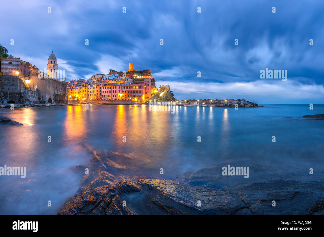 L'Europe, Italie, Vernazza. Coucher du soleil sur la ville côtière. En tant que crédit : Jim Nilsen / Jaynes Gallery / DanitaDelimont.com Banque D'Images