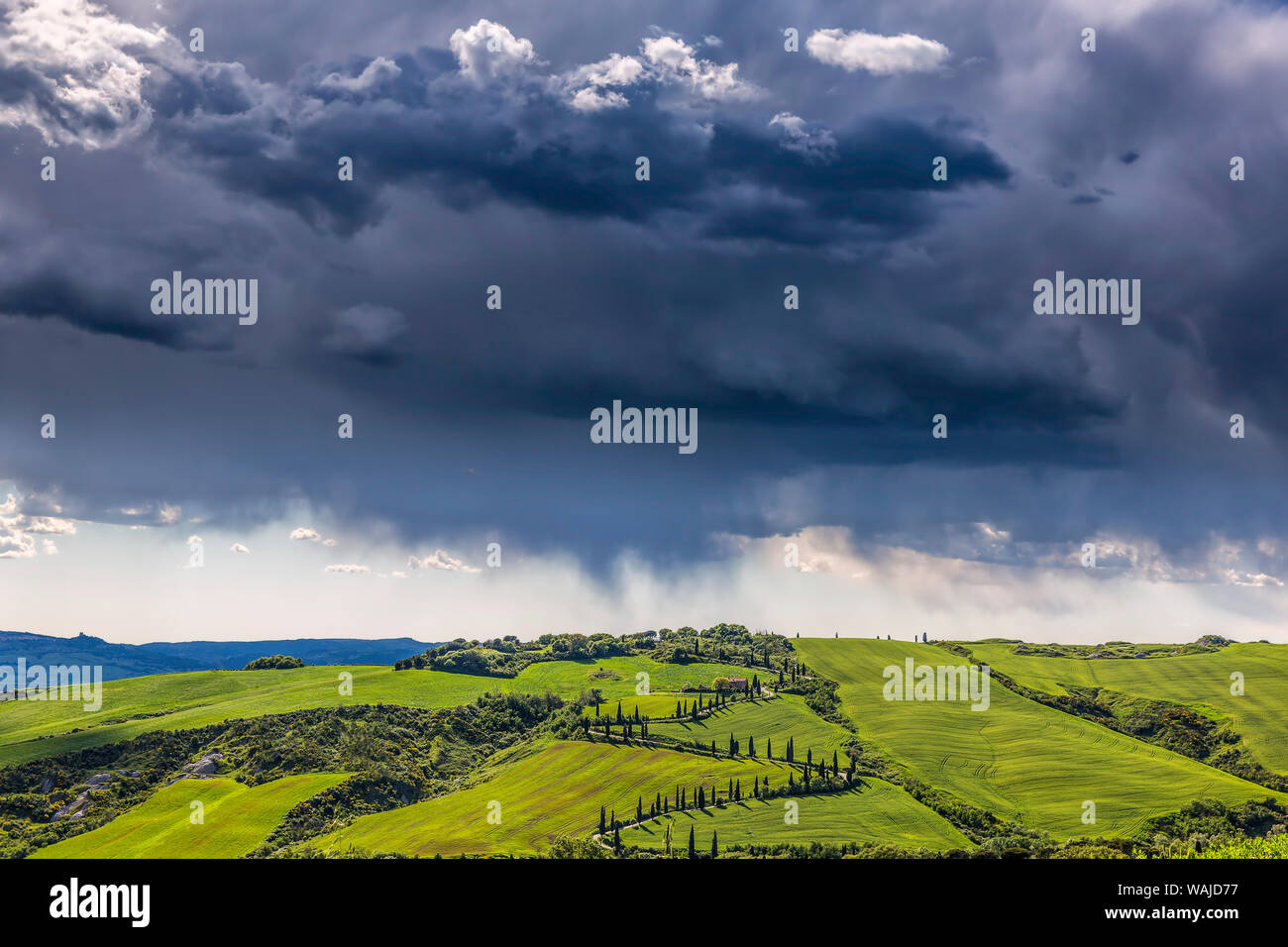 L'Europe, Italie, Val d'Orcia. Les nuages de tempête sur la Toscane paysage. En tant que crédit : Jim Nilsen / Jaynes Gallery / DanitaDelimont.com Banque D'Images