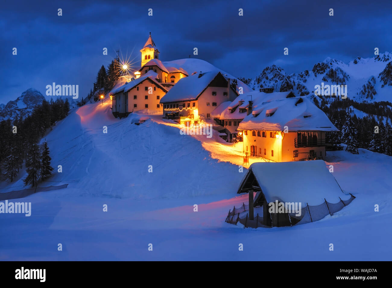 L'Europe, Italie, Monte Lussari. Nuit d'hiver au ski resort. En tant que crédit : Jim Nilsen / Jaynes Gallery / DanitaDelimont.com Banque D'Images