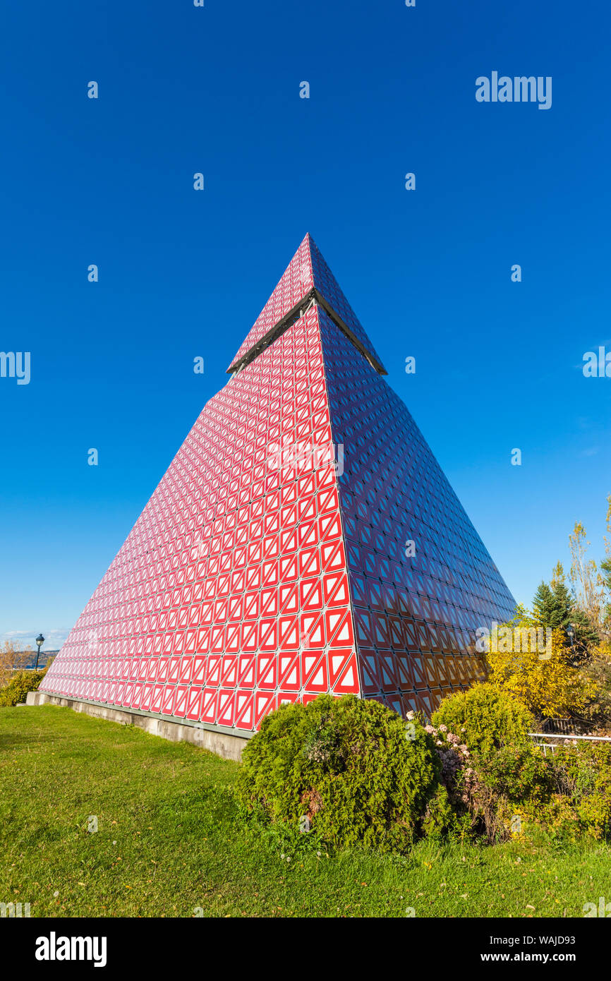 Canada, Québec, Fjord du Saguenay, La Baie, pyramide des Ha ! Ha !, aluminium monument aux inondations locales Banque D'Images