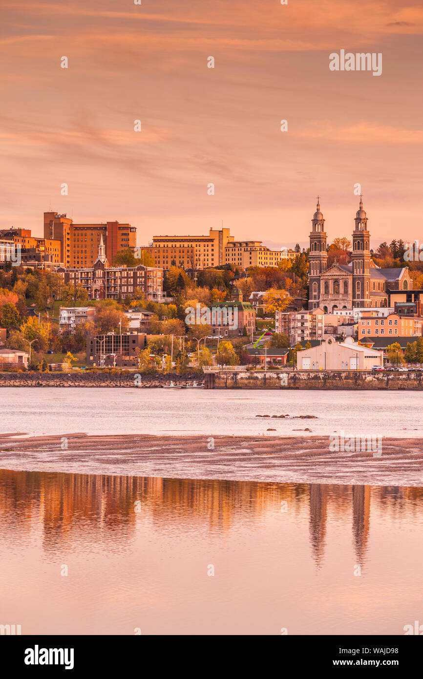 Canada, Québec, Saguenay-Chicoutimi. Skyline par la rivière Saguenay Banque D'Images