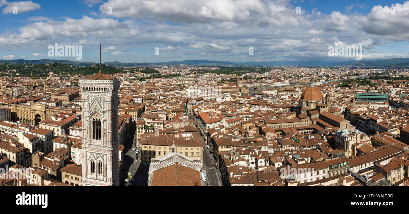 Italie, Florence. Vue panoramique de la cathédrale qui domine la ville avec le campanile en premier plan. Banque D'Images