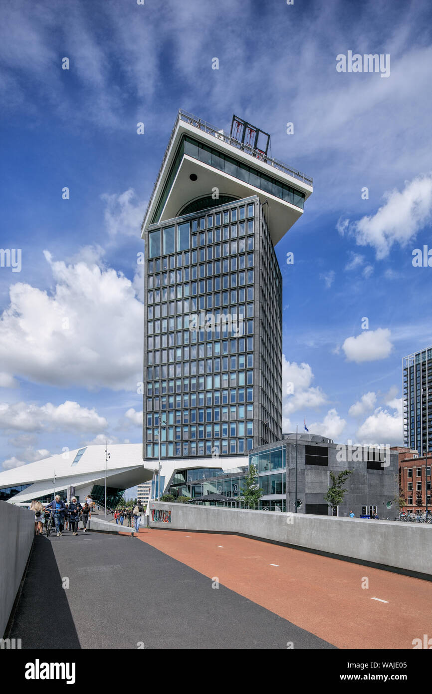 AMSTERDAM-AUG. 8, 2019. Tour célèbre d'Amsterdam, l'ancien siège de Shell a été transformée en lieu touristique passionnant. Il a une plate-forme d'observation Banque D'Images