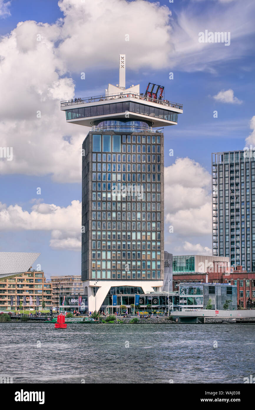 Tour célèbre d'Amsterdam, l'ancien siège de Shell a été transformée en lieu touristique passionnant. Il possède une terrasse d'observation. Banque D'Images