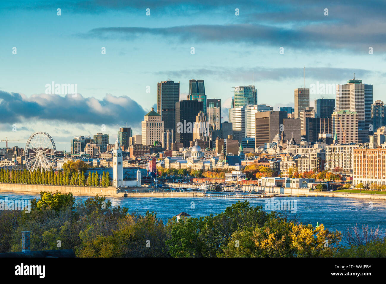 Canada, Québec, Montréal. Des toits de la ville depuis le fleuve Saint-Laurent Banque D'Images