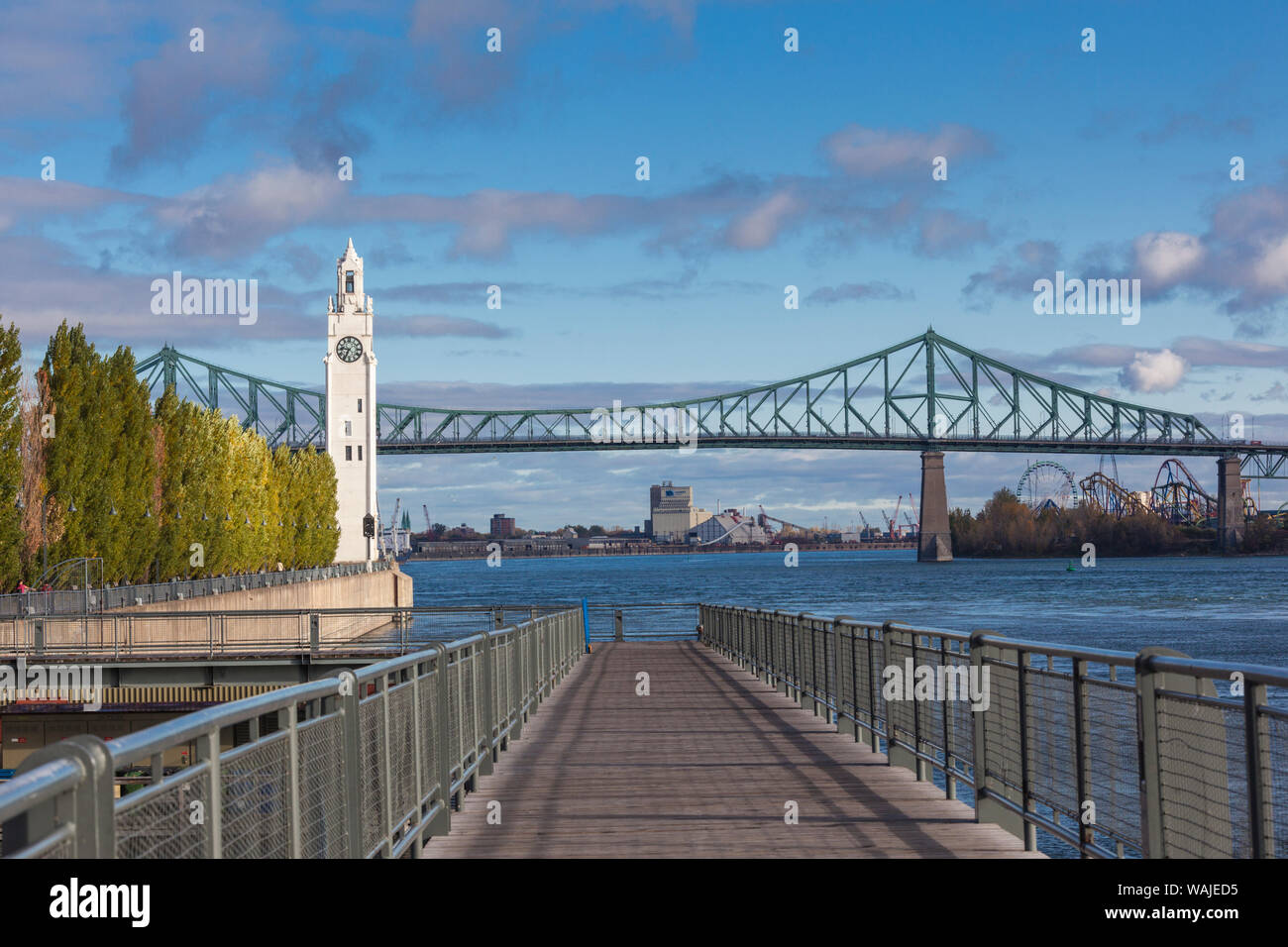 Canada, Québec, Montréal. Le Vieux Port, Marin's Memorial Tour de l'horloge et du pont Jacques Cartier Banque D'Images