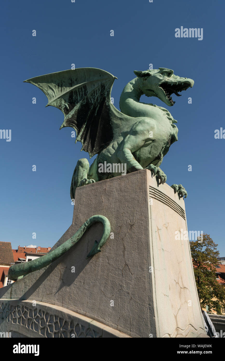 La Slovénie, Ljubljana. Un dragon de cuivre sculpture emblématique orne Dragon Bridge dans la ville. Banque D'Images