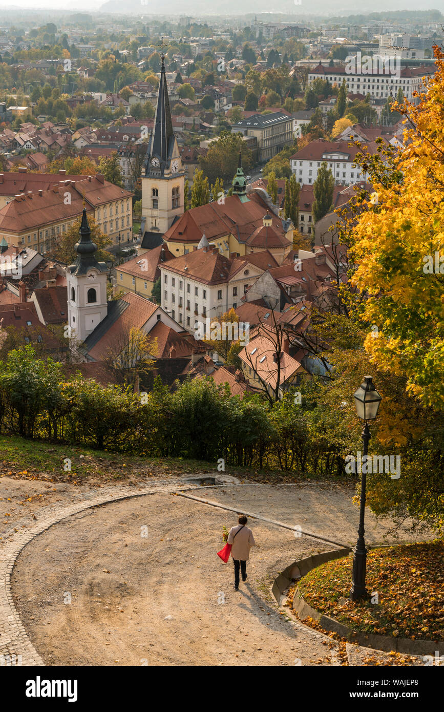 La Slovénie, Ljubljana. La fin de l'après-midi la lumière qui tombe sur le coeur de la vieille ville, et une femme comme elle marche dans la colline. (Usage éditorial uniquement) Banque D'Images